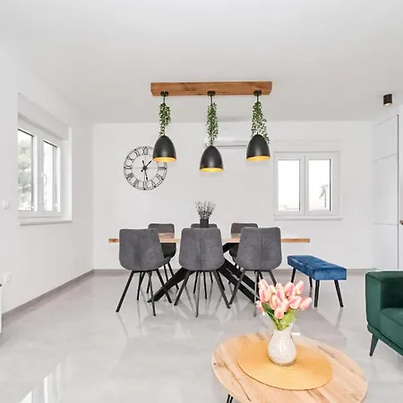 Dom wakacyjny Lovely In With Kitchen *
